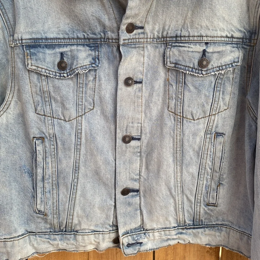 Free People M/L Denim Jean Jacket Pink Paisley Embroidered Back Panel Light Wash - Picture 5 of 8